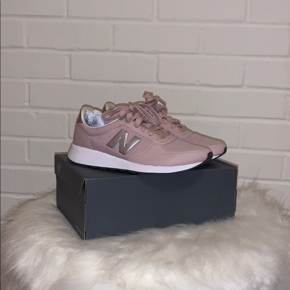 BRAND NEW light pink and gold sneakers New Balance